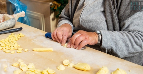 Solo con il coltello o usando il pollice: i metodi per fare le orecchiette in Puglia